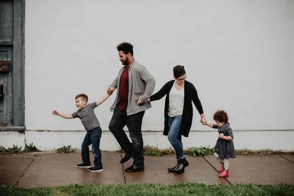 Una familia feliz, yendo a comprar un regalo para todos.