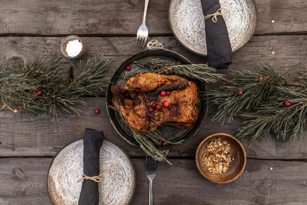 Una mesa de madera con un pavo en una cena.