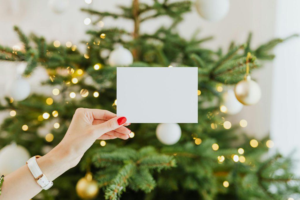 Una mujer cogiendo unas felicitaciones de navidad que le han entregado diferentes empresas completamente gratis