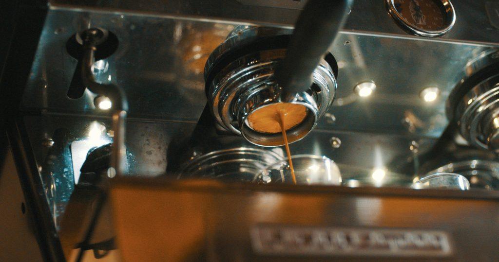 Un chorro de café saliendo lentamente.