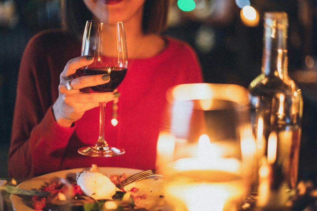 Una pareja de futuros novios celebrando con vino regalado