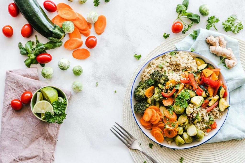 Una imagen de un plato de comida saludable con verduras poyo y quinoa.