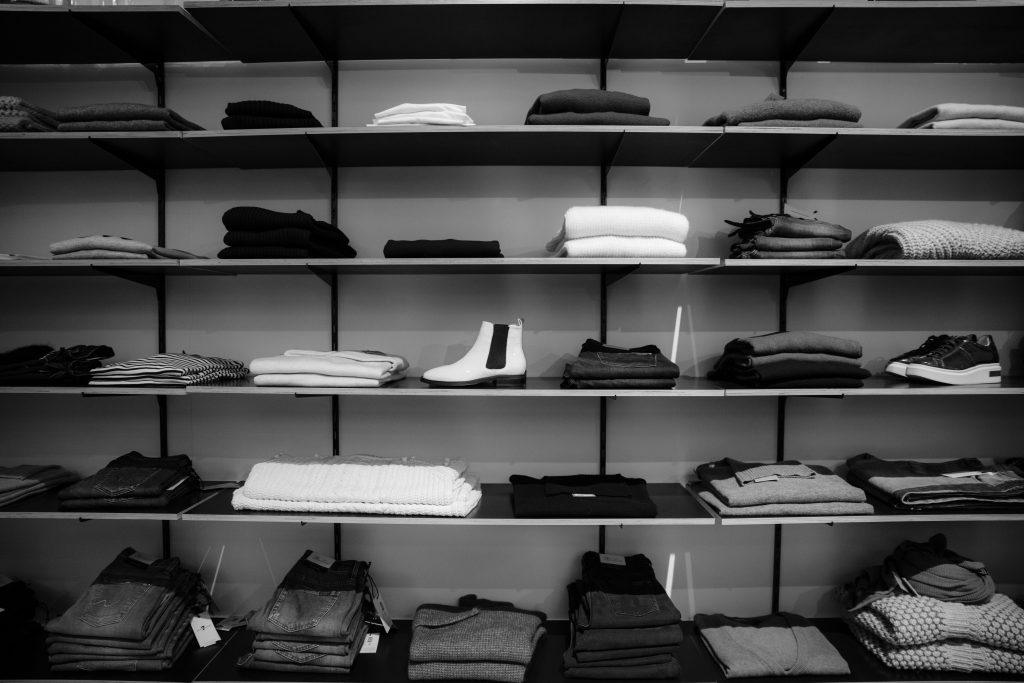 Un mostrador de ropa que se está vendiendo gracias a la plataforma Shein en Wallapop