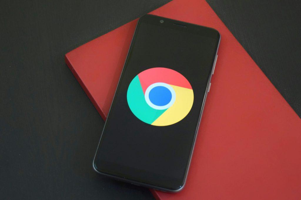 Un movil con el logo de Google