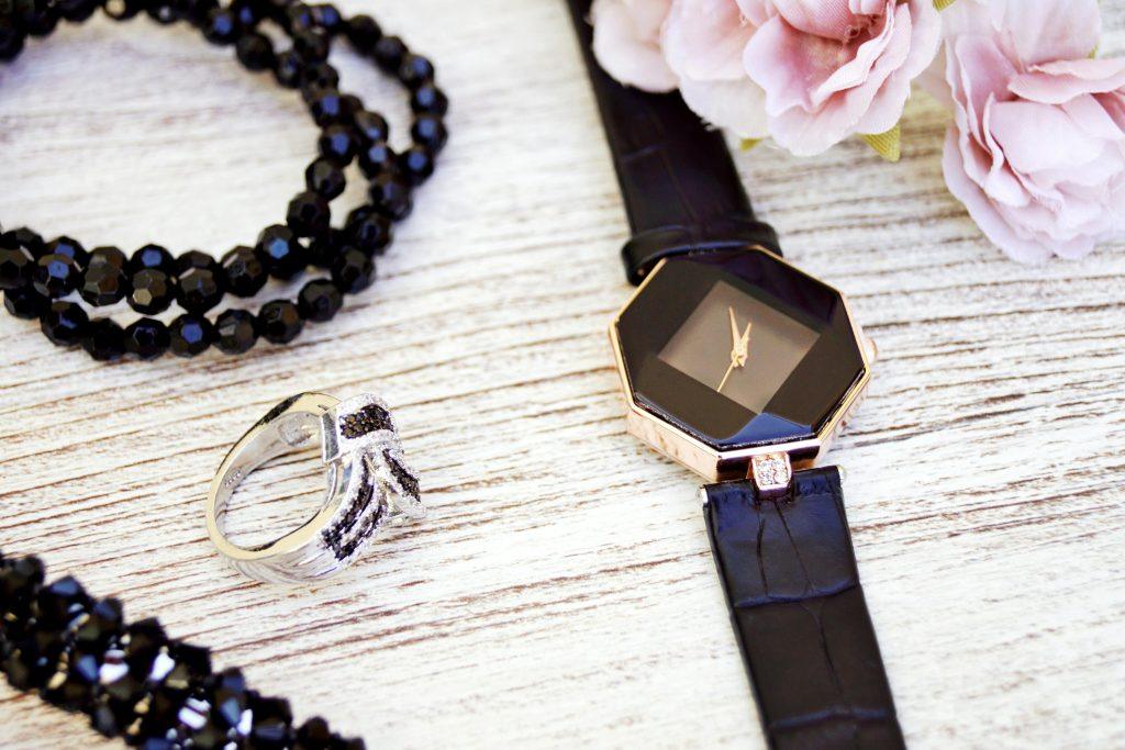 Una mesa con artículos de lujo para regalar a enfermeras, tales como, relojes, anillos, pulseras.