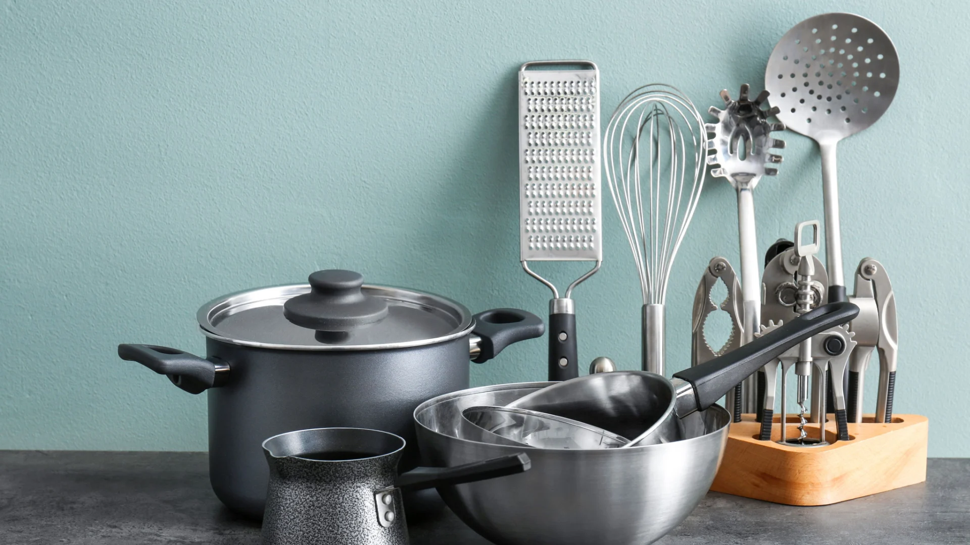 Diferentes utensilios de cocina usados como regalo para toda la familia