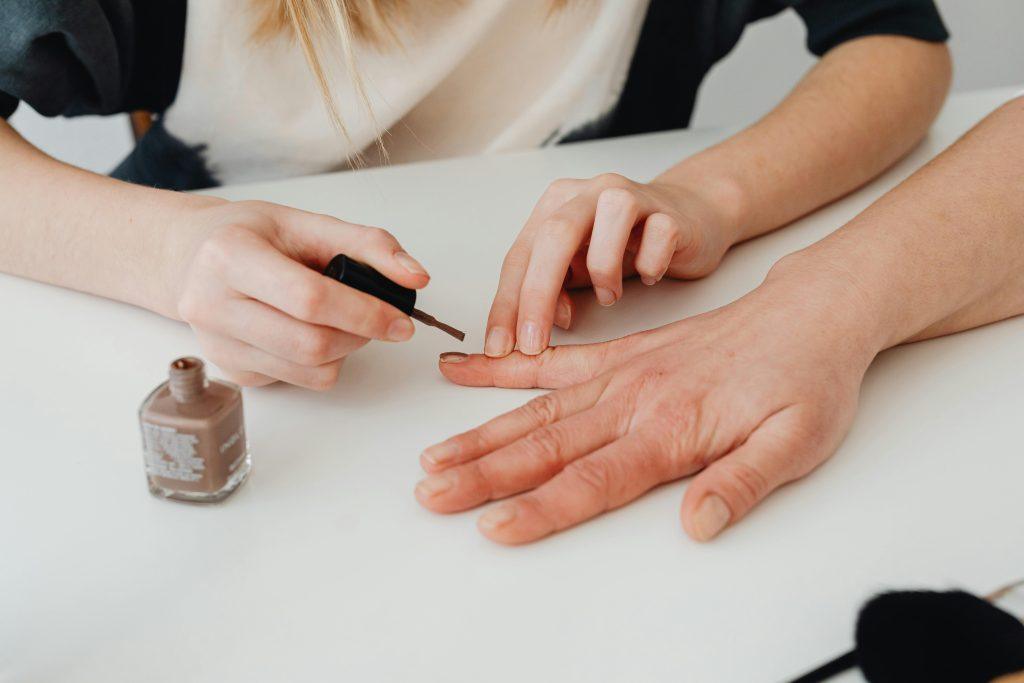 Mujer haciendo la manicura