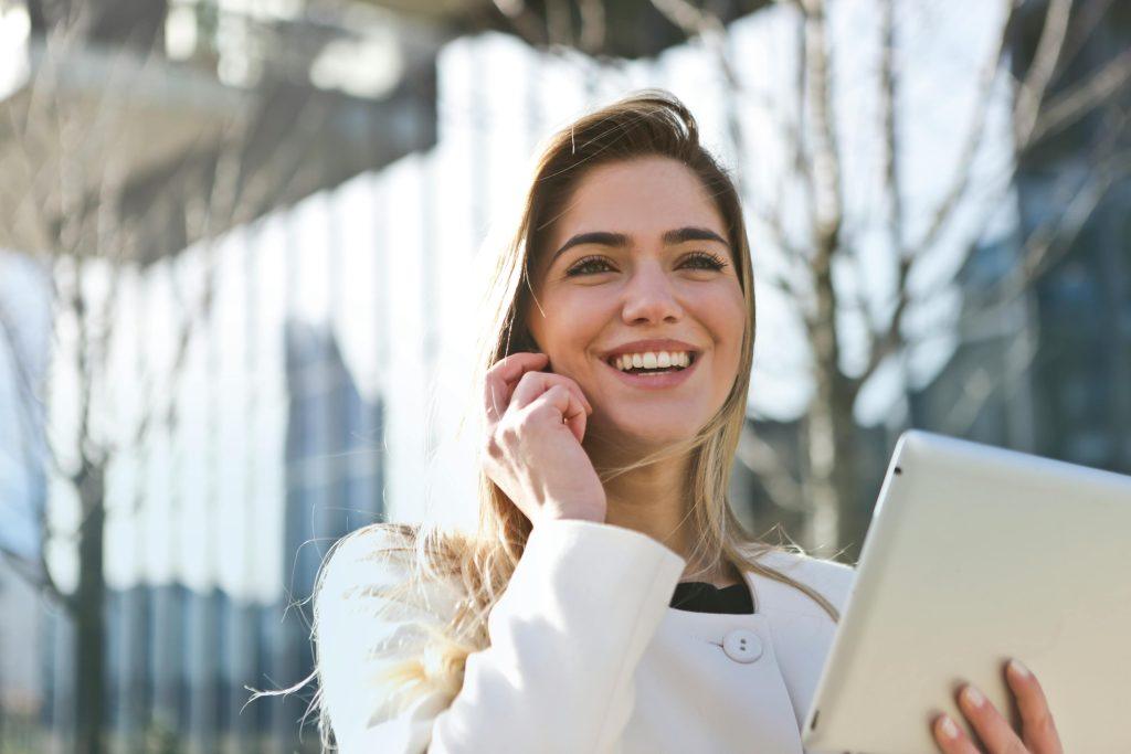 Imagen de una chica feliz por conseguir trabajo en un call center de tarot