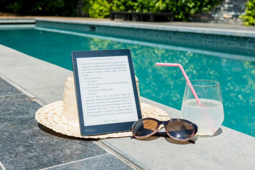 Una table en una piscina enseñando plataformas para leer libros gratis