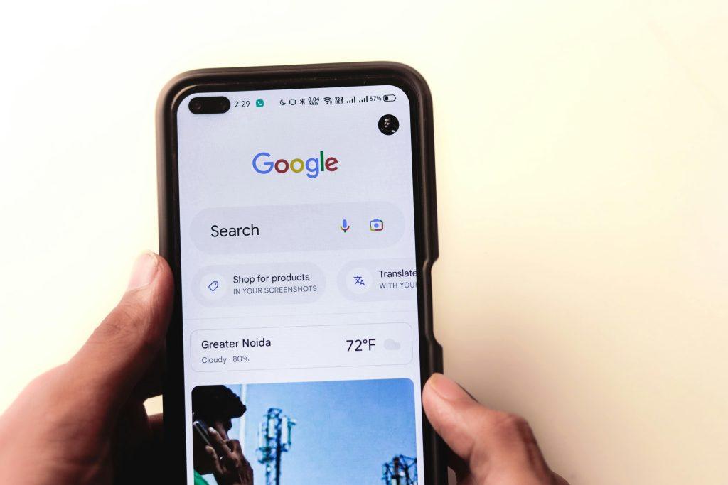 Una persona mirando su movil, con el buscador abierto