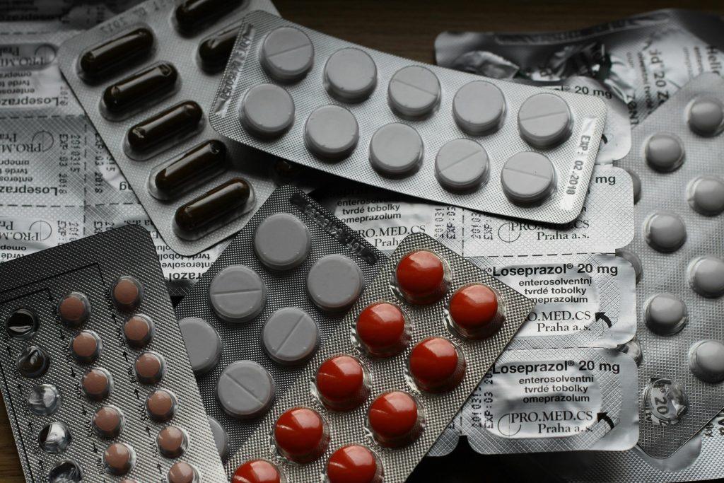 Un conjunto de pastillas utilizadas como remedios para bajar la fiebre.