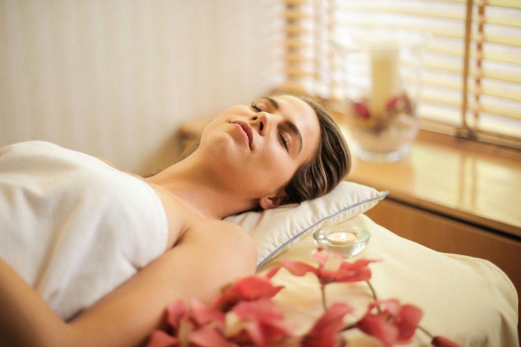 Una mujer descansando de un duro día en una sesión de spa.