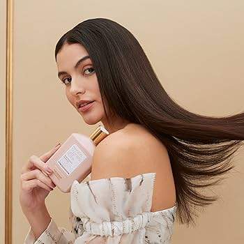 Una mujer mostradon Alfaparf Keratin Therapy Maintenance Shampoo
