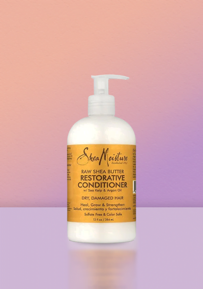 Un producto de SheaMoisture Raw para el tratamiento del pelo poroso en un fondo fade.