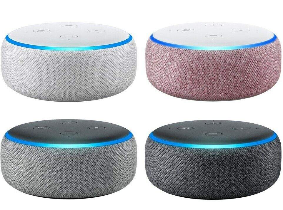 cuatro Amazon Echo Dot en un fondo blanco