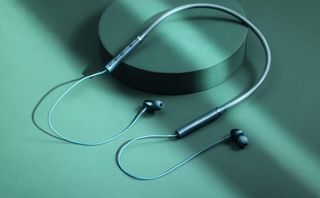 Unos cascos minimalistas, con cable para hablar por teléfono y tienen micrófono incorporado.