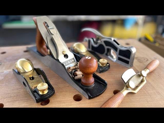 Una imagen de diferentes tipos de cepillos de manos para trabajar madera de forma correcta.