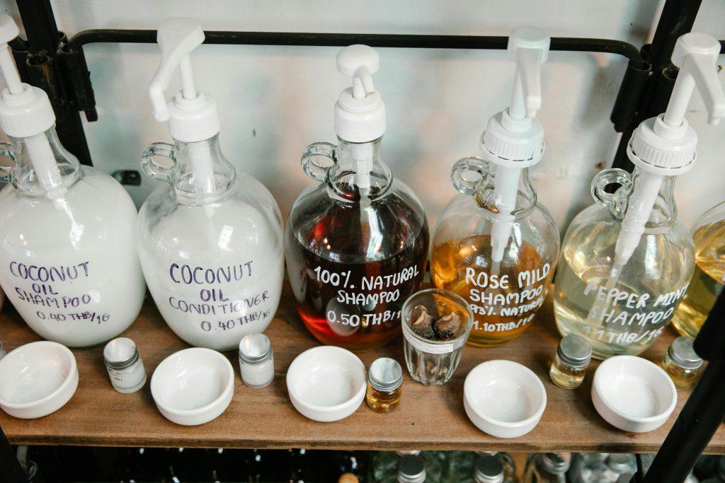 Diferentes aceites esenciales útiles como tratamiento para el pelo seco y maltratado.