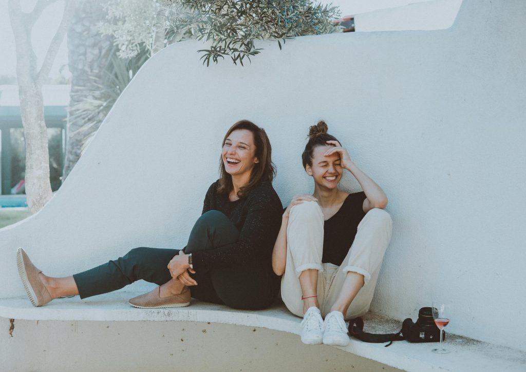 Dos amigas dificiles de contentar felices