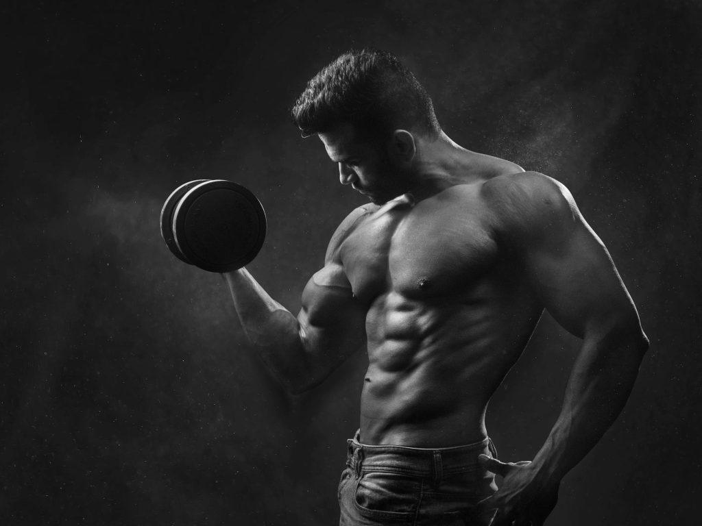 Un hombre musculoso del gimnasio en blanco y negro