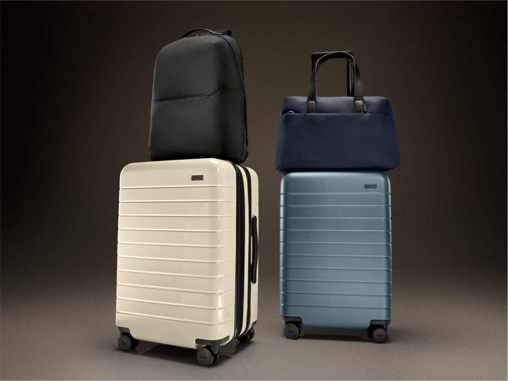 Una imagen de una maleta Away Carry-On, un regalo perfecto para mujeres que se están graduando en la universidad.