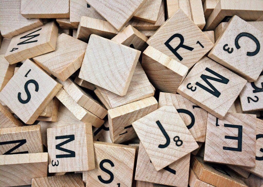 Piezas de madera, con letras sueltas formando palabras difíciles de adivinar