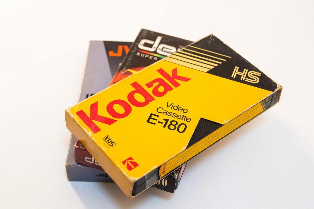 Una imagen de 3 cajas que contienen cintas de vídeo.