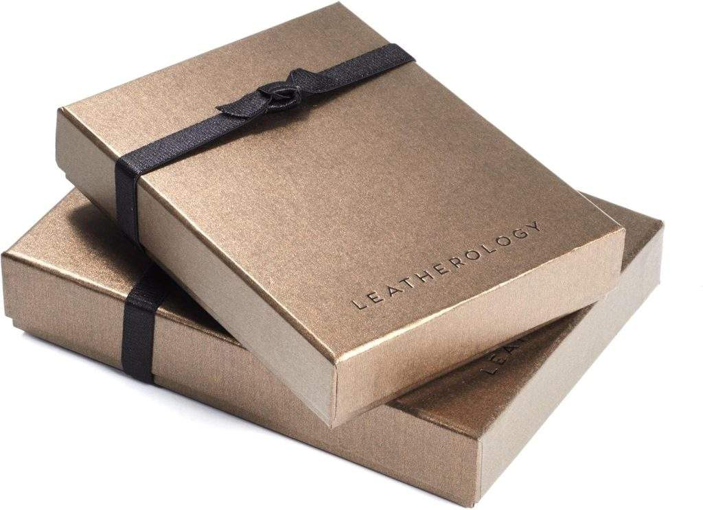 Tarjeta de Presentación de Leatherology, un regalo interesante para personas que van a pasar por su graduación siendo mujer.