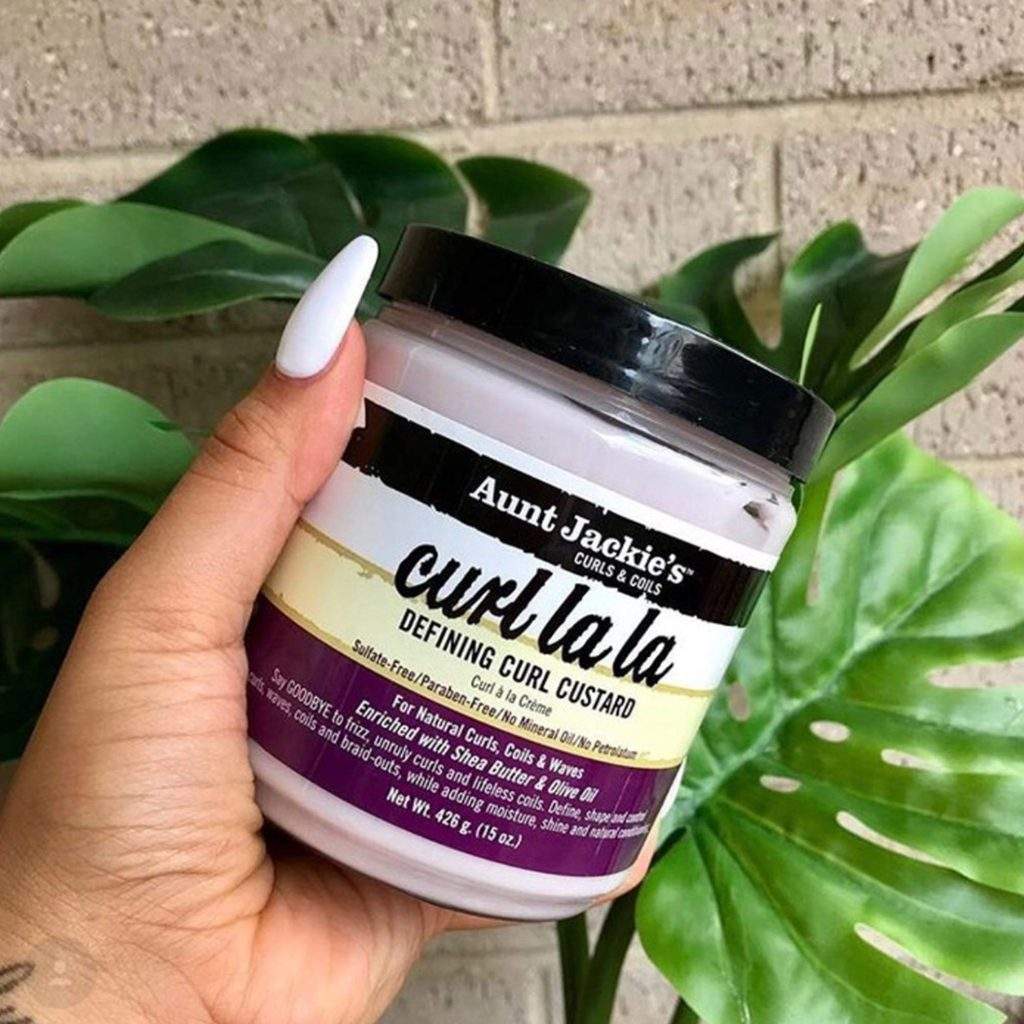 Una mujer sosteniendo en su mano: Aunt Jackie’s Curl La La