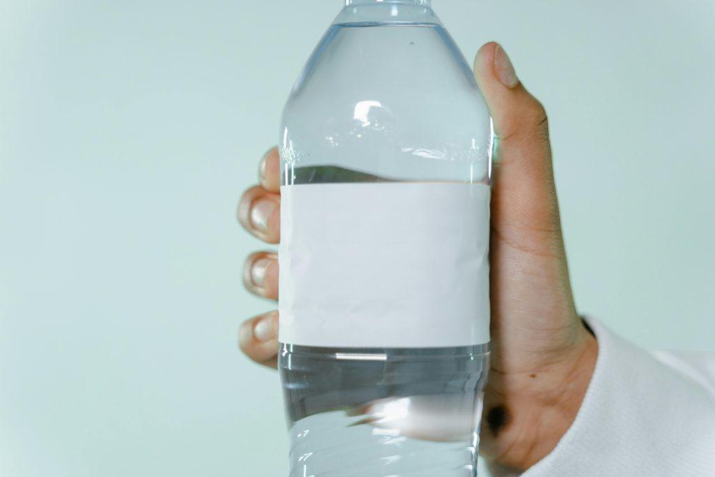 Un botella transparente con una etiqueta blanca
