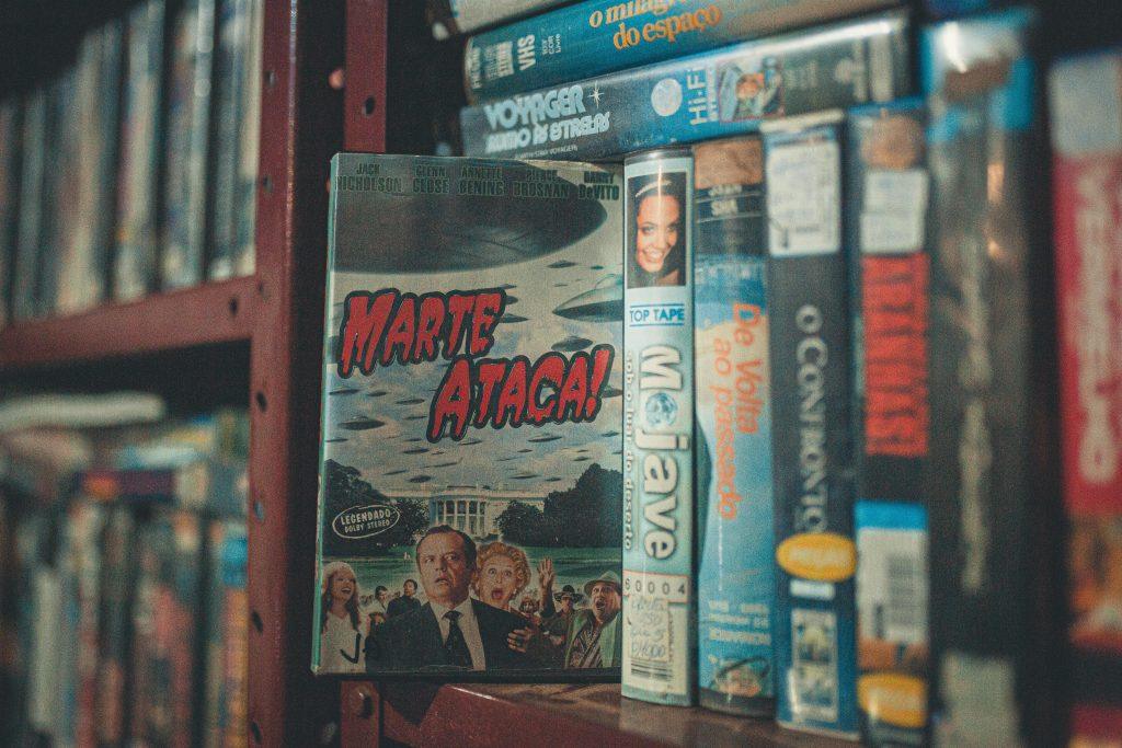Diferentes películas VHS, en un armario, encontrando de las más buscadas por coleccionistas ahí.