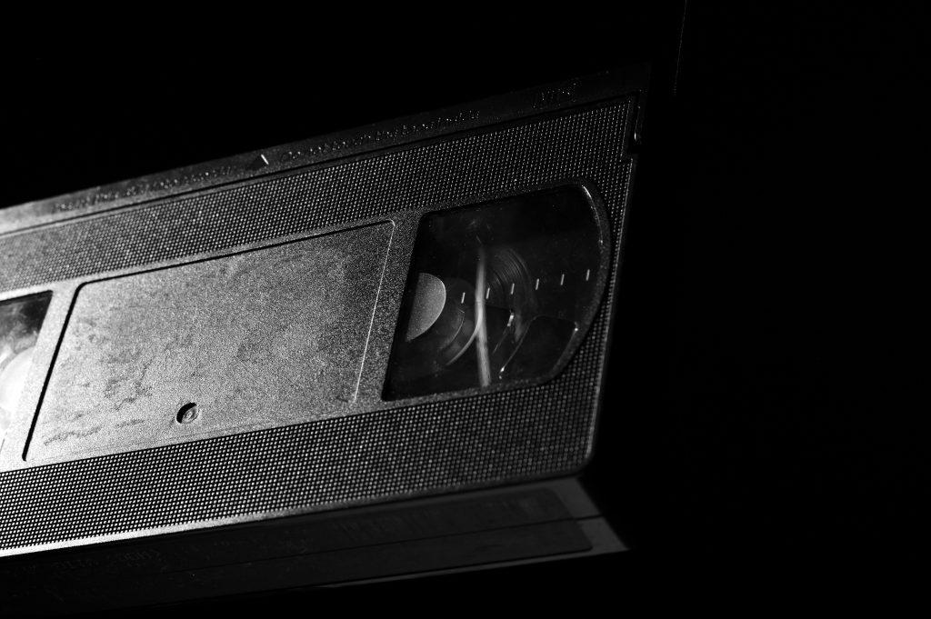 Una imagen de una cinta VHS en blanco y negro