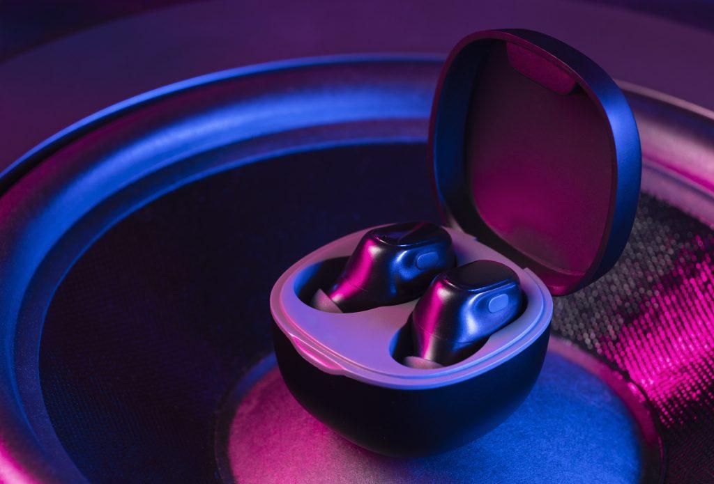 Imagen de producto de unos auriculares negros inalámbricos en un fondo tecnológico.
