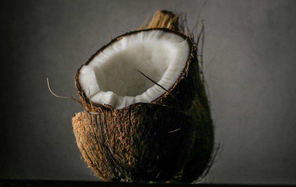 Una imagen de un coco abierto por la mitad, donde se puede ver su contenido.
