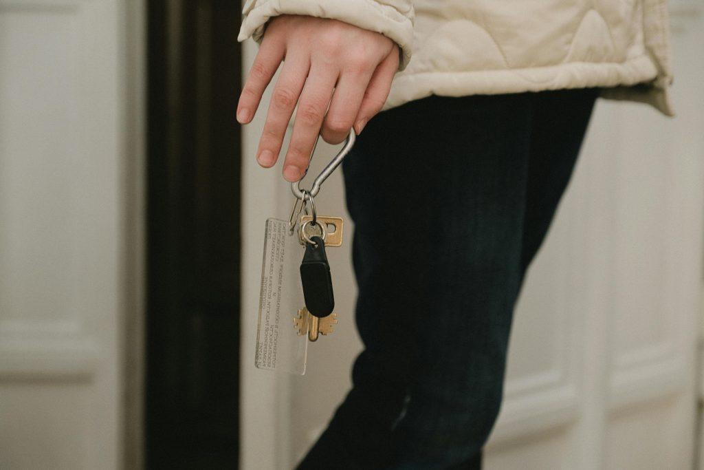 Una mujer con un llavero personalizado