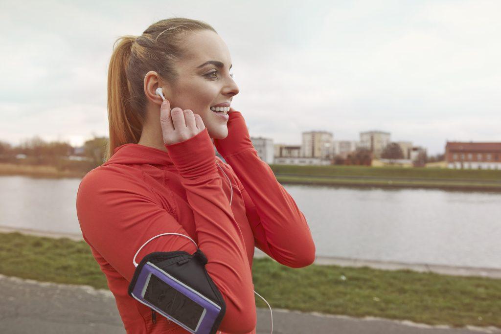 Una mujer con unos auriculares inalámbricos para hablar por teléfono