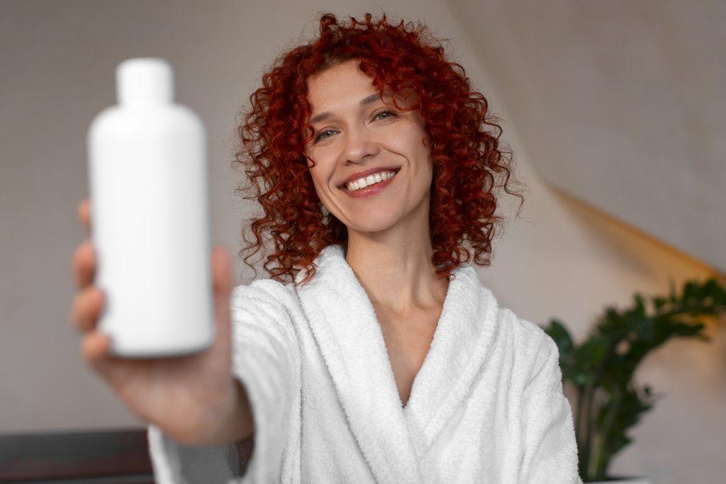 Una mujer feliz mostrando en cámara el mejor shampoo para usar después de la keratina.