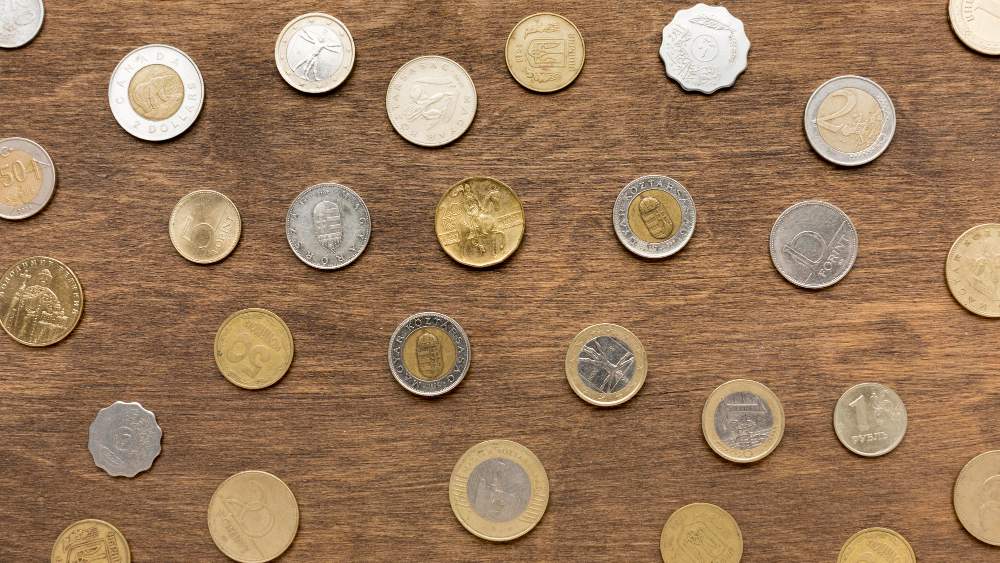 Diferentes monedas en una mesa de madera
