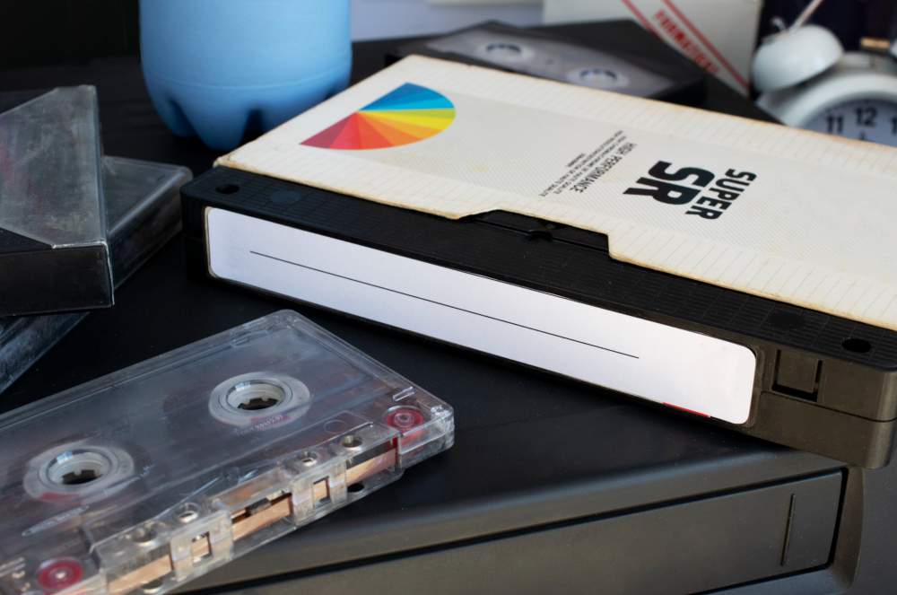 Una chita VHS muy buscada por coleccioncitas de Disney en una mesa de color negro.