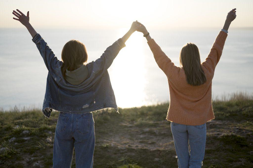 Dos mejores amigas felices mirando al sol