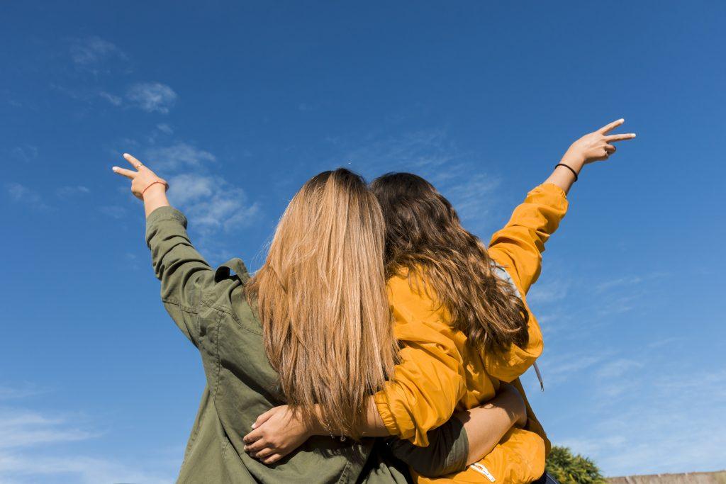 Dos mejores amigas apunto de llorar de felicidad.