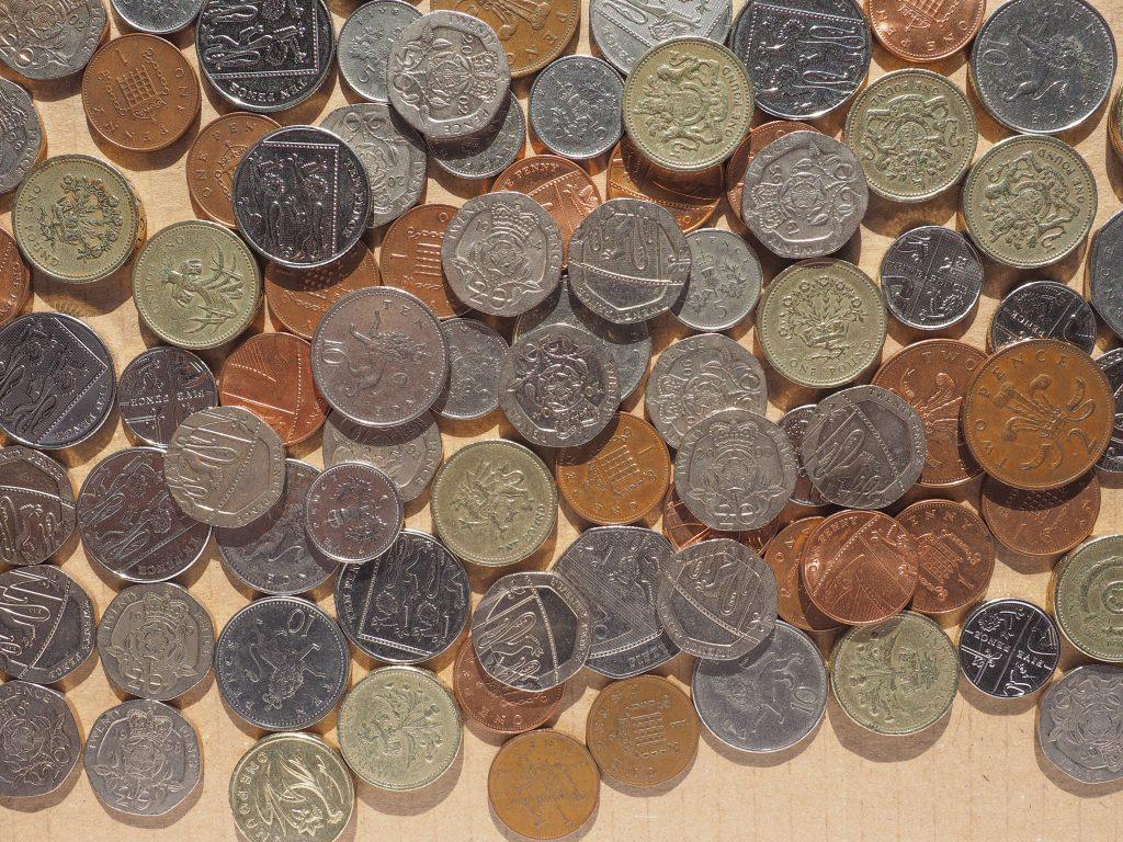 Muchas monedas antiguas inglesas en una mesa, algunas de estas son muy buscadas por coleccionistas.