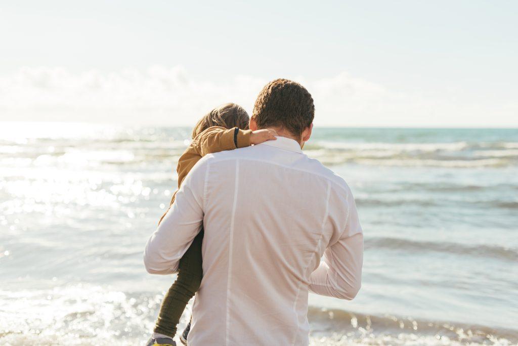 Un padre y una hija disfrutando de la playa.