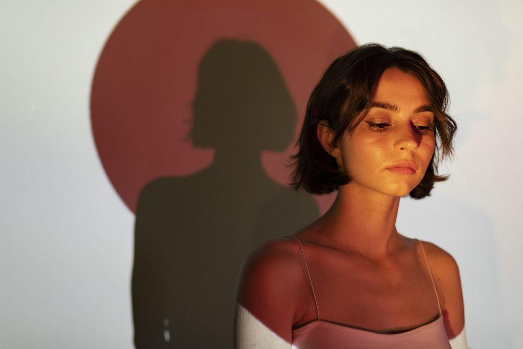 Una chica triste buscando frases para dedicar a su narcisista.