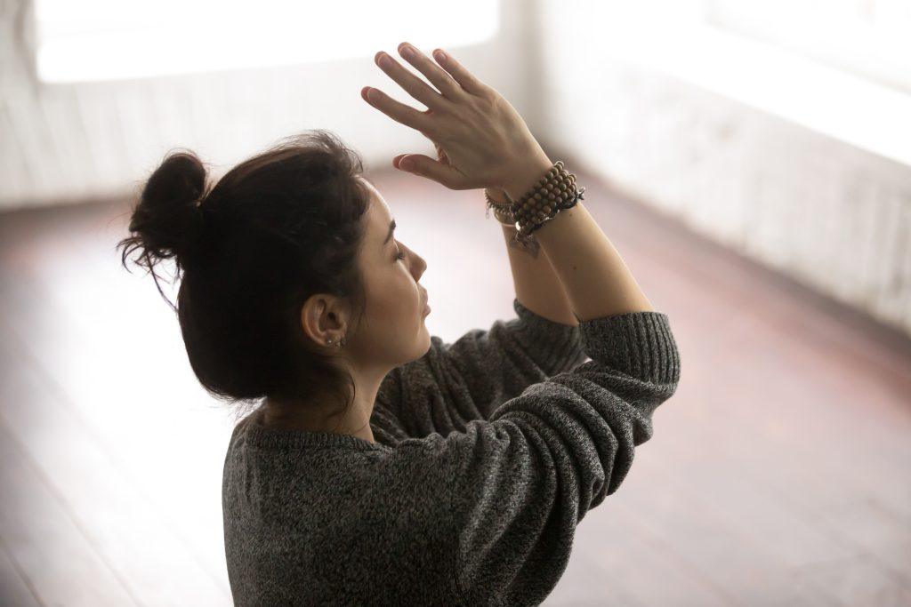 Una chica rezando al karma, para que les llegue a gente que se cree buena y es mala.